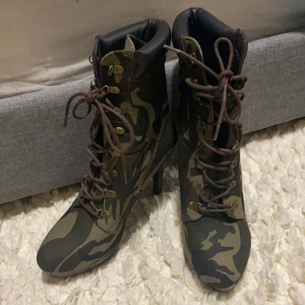 Woman Size 10 Camouflage High Heel Boot